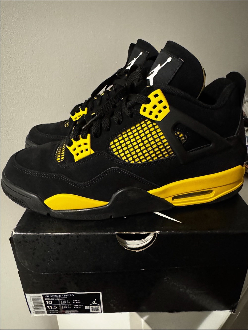 Jordan Men's Black and Yellow Retro Basketball Sneakers